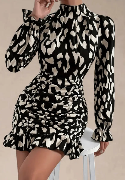 Czarna sukienka z panterkowym wzorem stójką i długim rękawem