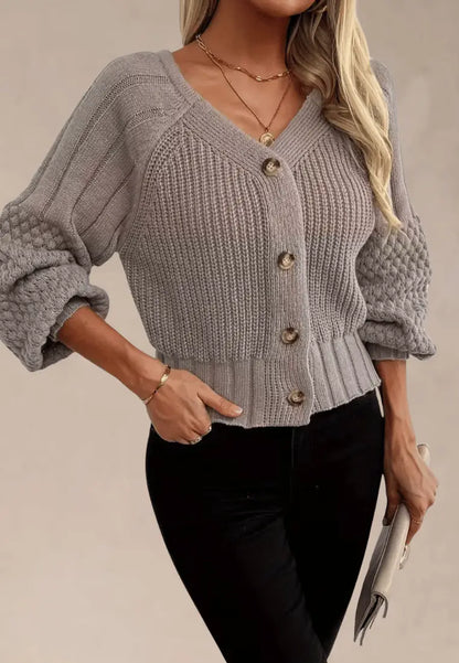 Beżowy kardigan damski z guzikami krótki fason ozdobny splot