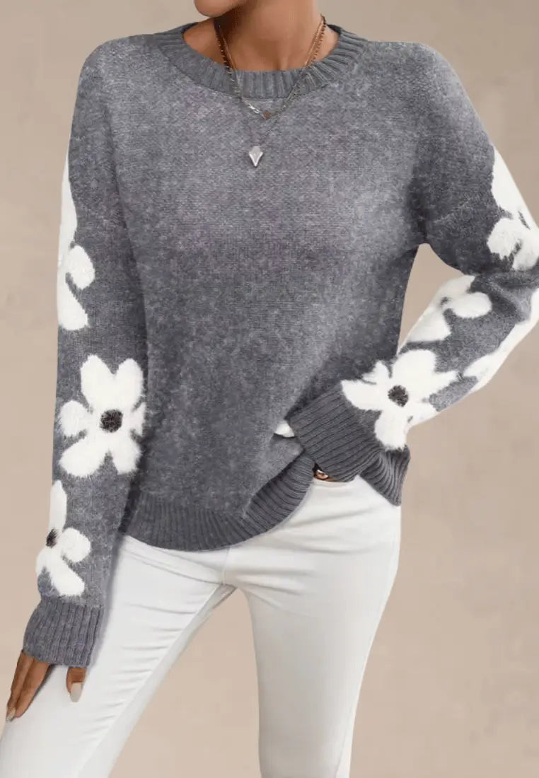Szary sweter damski z kwiatowym wzorem na rękawach