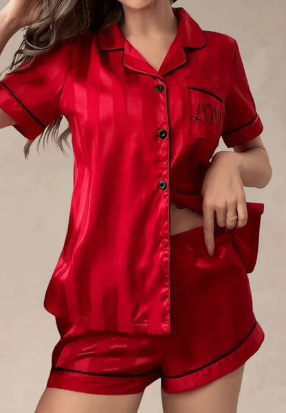 Czerwony komplet piżamowy damski satynowy z krótkim rękawem i spodenkami