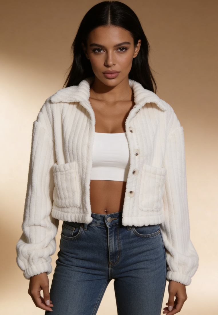Biała kurtka damska polarowa krótka z guzikami i kieszeniami