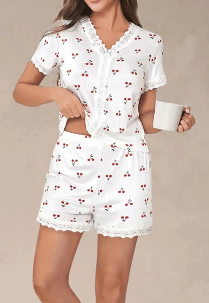 Biały komplet piżamowy damski z krótkim rękawem i spodenkami w wiśnie