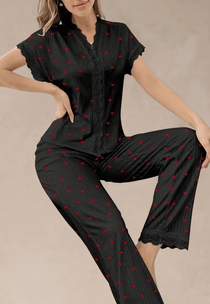 Czarny komplet piżamowy damski z krótkim rękawem i długimi spodniami w serca