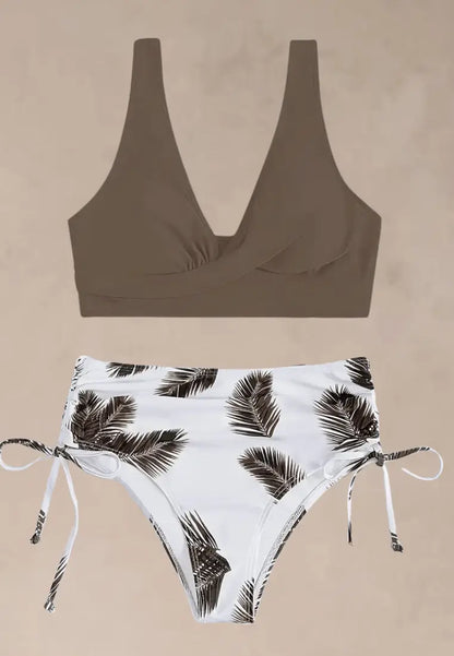 Brązowo-biały strój kąpielowy dwuczęściowy damski z tropikalnym akcentem