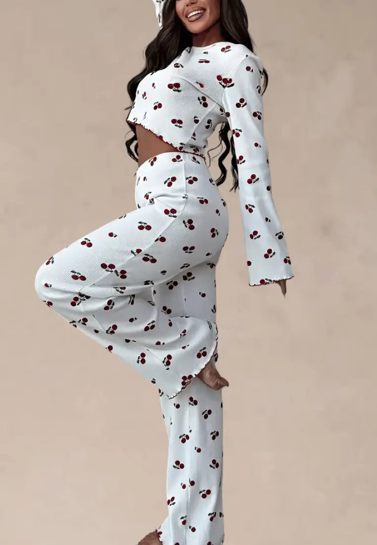 Biały komplet piżamowy damski z długim rękawem i długimi spodniami w wiśnie