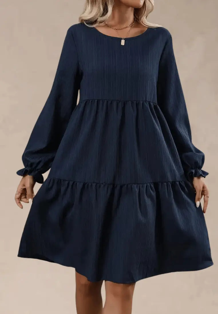 Granatowa sukienka z rozkloszowanym dołem i długim rękawem