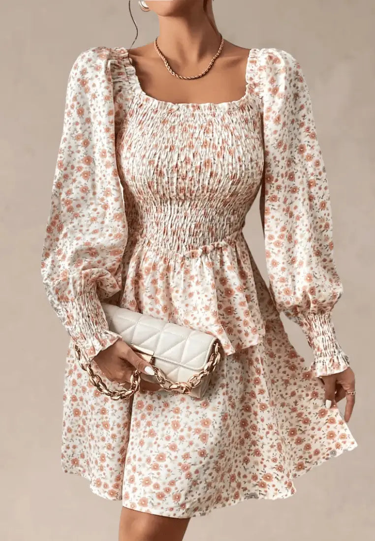 Beżowa sukienka w kwiaty z bufiastym rękawem i marszczeniem