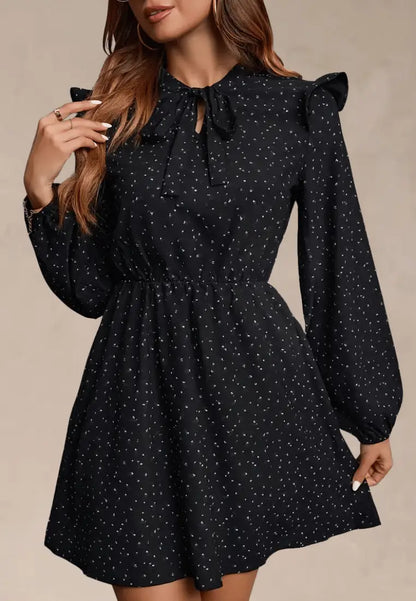 Czarna sukienka z wiązaniem pod szyją i drobnym wzorem