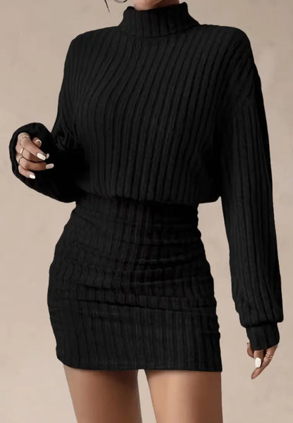 Czarna sukienka prążkowana dzianinowa z golfem i długim rękawem