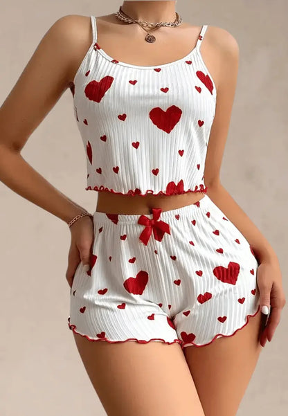 Biały komplet piżamowy damski z topem i szortami w serduszka