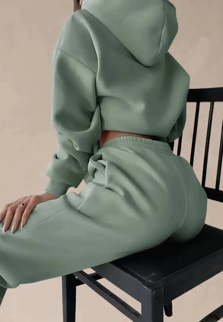 Zielony komplet dresowy damski z kapturem i wygodnymi spodniami