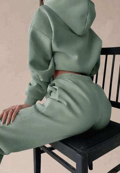 Zielony komplet dresowy damski z kapturem i wygodnymi spodniami