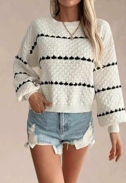 Biały sweter damski w czarne paski z okrągłym dekoltem