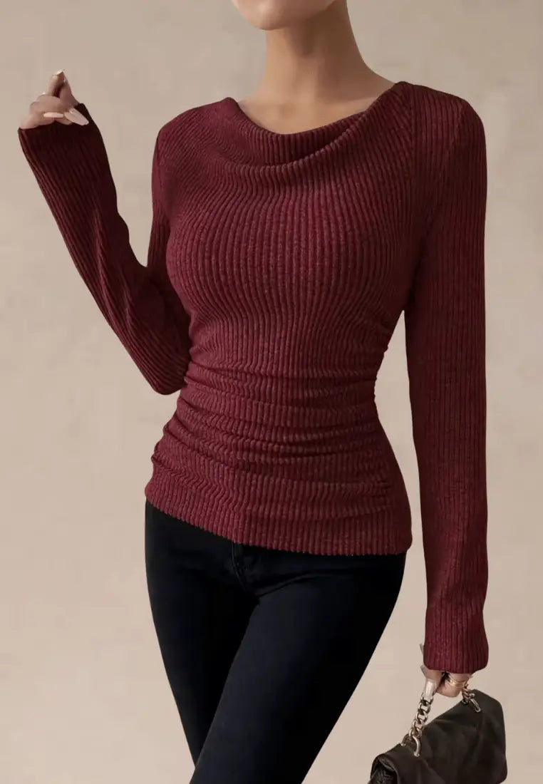 Bordowy sweter damski prążkowany z dekoltem woda
