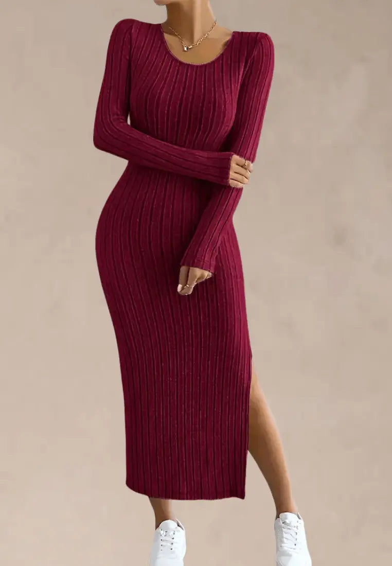 Bordowa sukienka dzianinowa dopasowana z rozcięciem na nodze