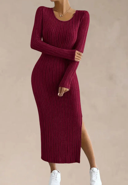 Bordowa sukienka dzianinowa dopasowana z rozcięciem na nodze