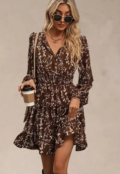Brązowa sukienka w kwiaty z marszczeniem i długim rękawem