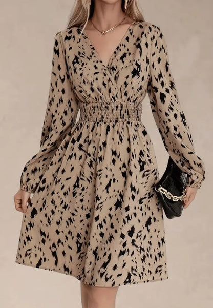 Beżowa sukienka w cętki z dekoltem V i długim rękawem