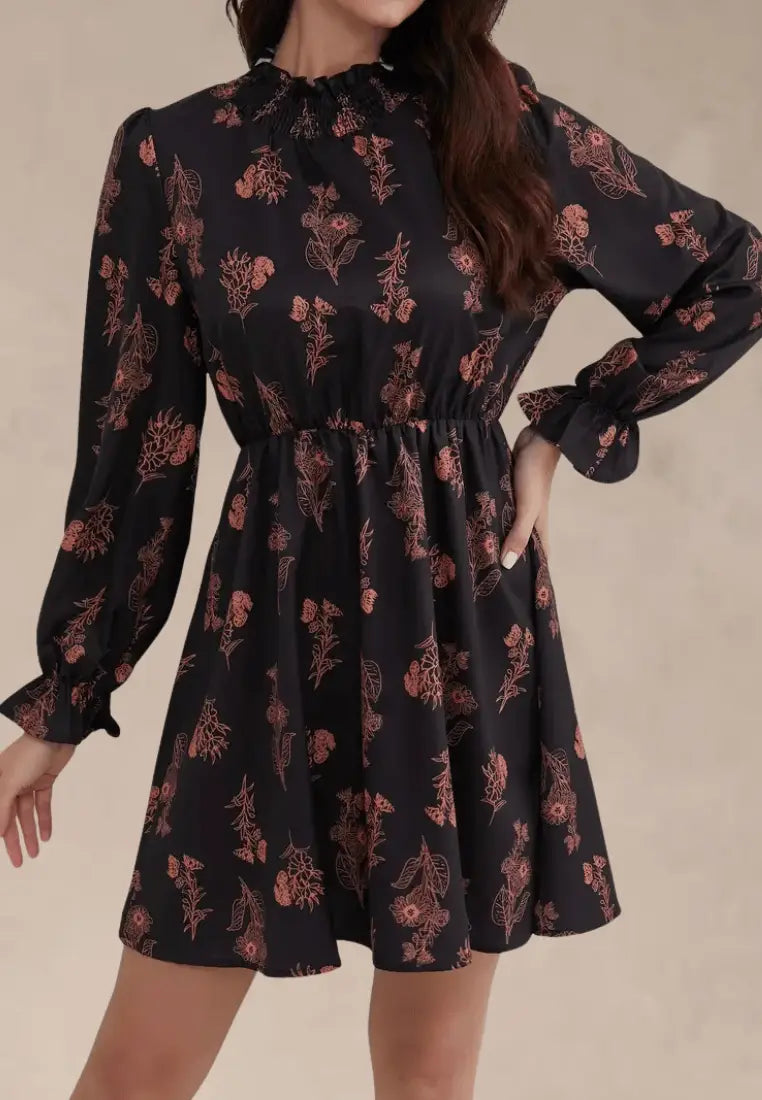 Czarna sukienka w kwiaty z paskiem i stójką