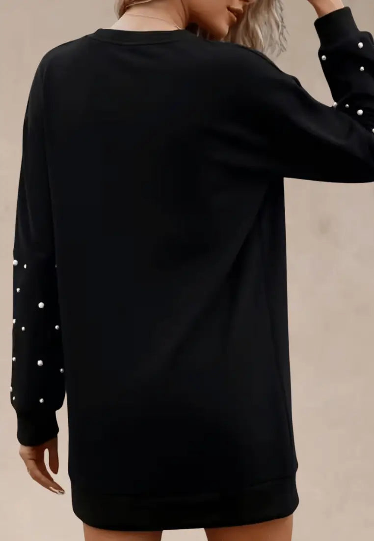 Czarna sukienka dresowa z perełkami i długim rękawem