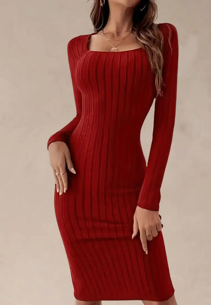 Czerwona sukienka dopasowana prążkowana z paskiem i długim rękawem
