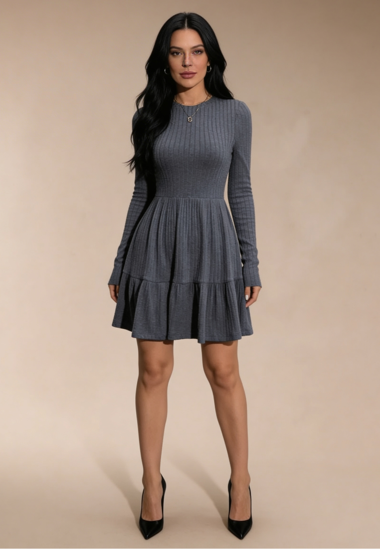 Grafitowa sukienka dzianinowa z rozkloszowanym dołem i rękawem