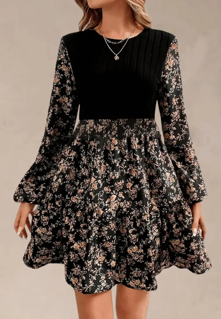 Czarna sukienka z prążkowaną górą i kwiatowym dołem