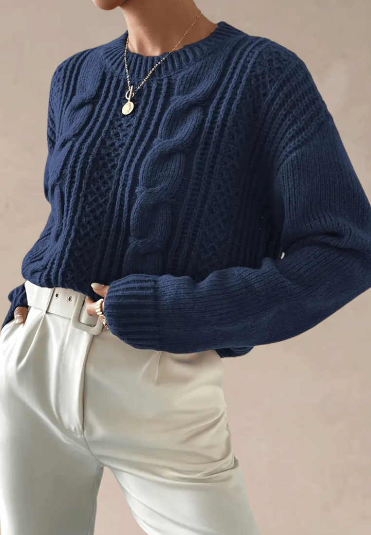 Granatowy sweter damski z grubym splotem i warkoczowym wzorem