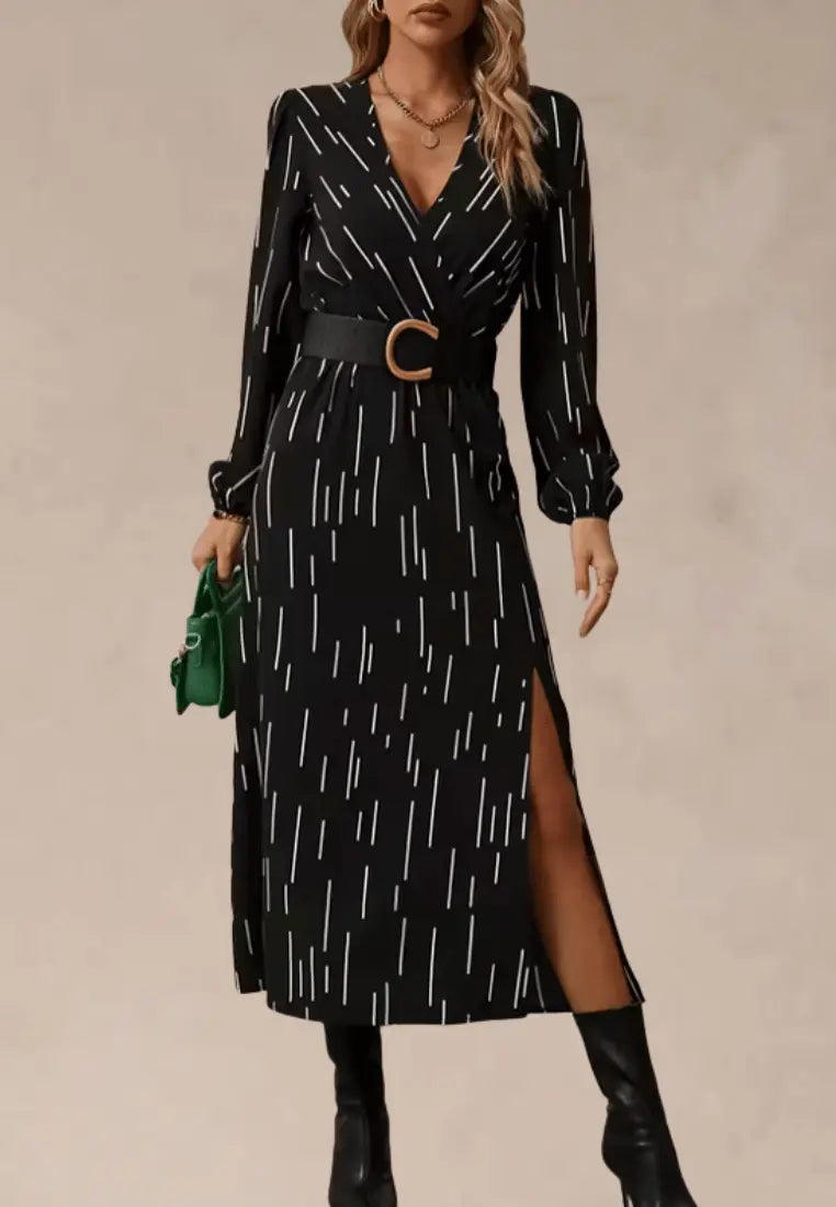 Czarna sukienka midi z paskiem, nadruk w paski i dekoltem V
