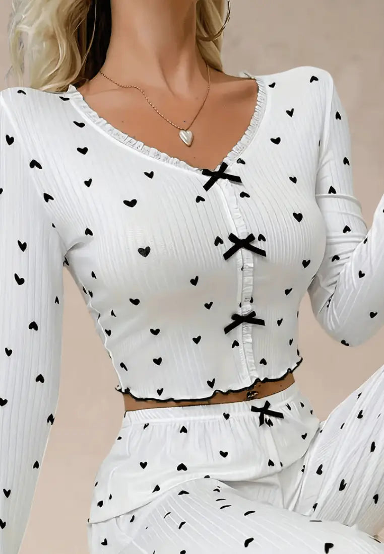 Biały komplet piżamowy damski z długim rękawem i spodniami w serduszka