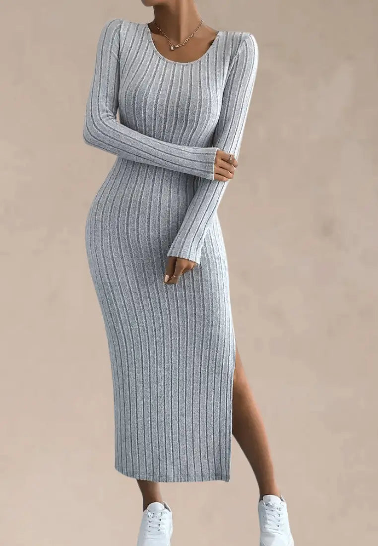 Szara sukienka dopasowana midi z prążkowanej dzianiny i rozcięciem