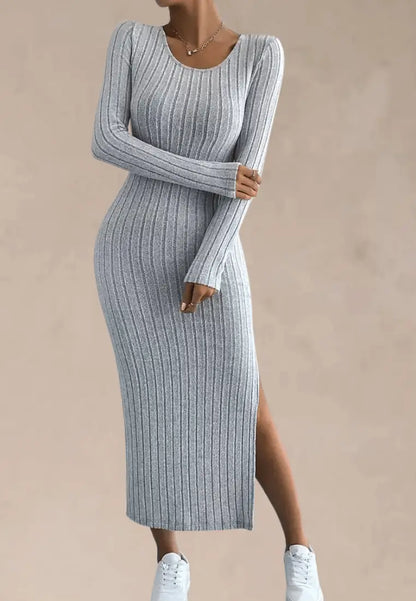 Szara sukienka dopasowana midi z prążkowanej dzianiny i rozcięciem