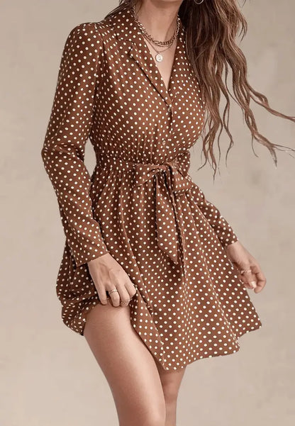 Brązowa sukienka w groszki z kołnierzykiem i wiązaniem w talii