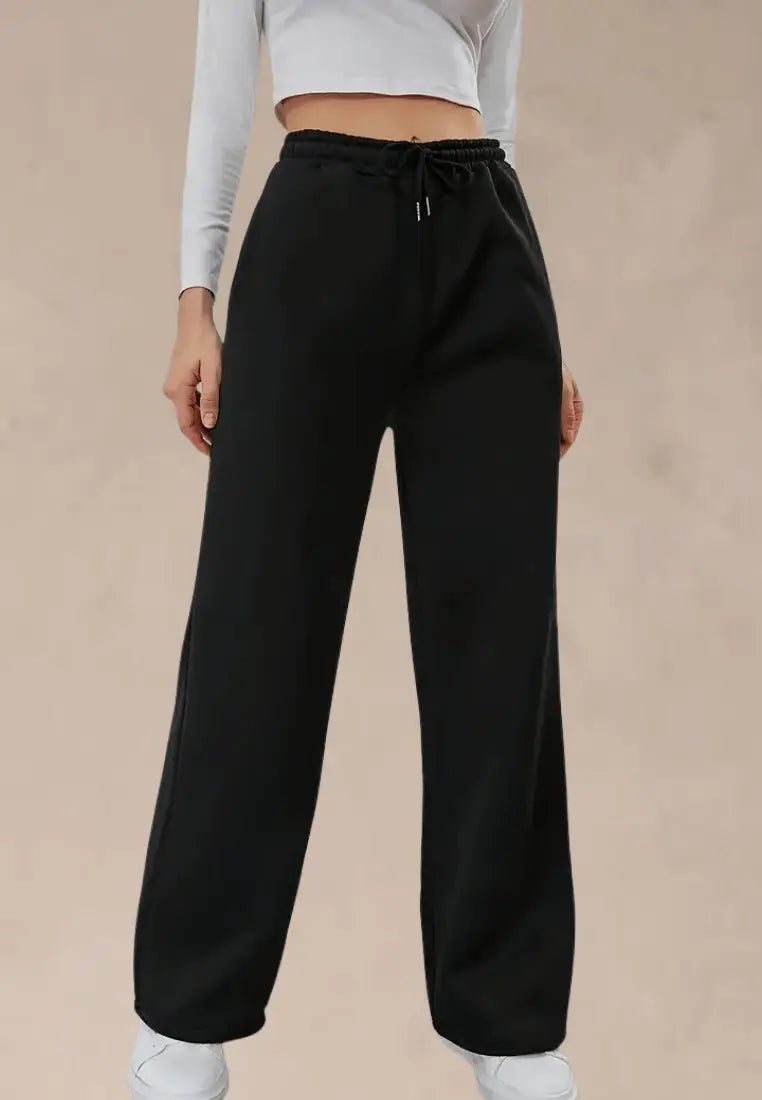 Czarne spodnie dresowe damskie z szerokimi nogawkami i gumką