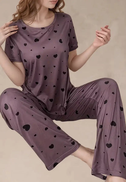 Fioletowy komplet piżamowy damski z krótkim rękawem i długimi spodniami w czarne serca
