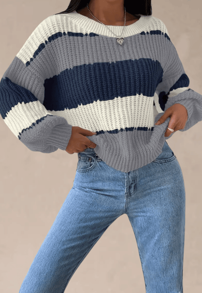 Biało-szary sweter damski w granatowe pasy z okrągłym dekoltem