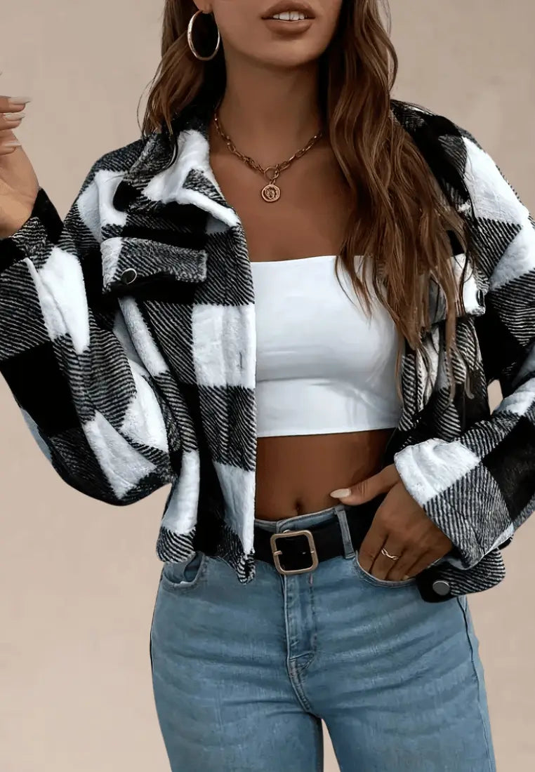 Czarno-biała koszula damska flanelowa krótka w kratę z długim rękawem