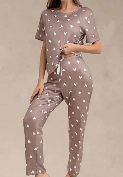 Brązowy komplet piżamowy damski z krótkim rękawem i długimi spodniami w białe serca