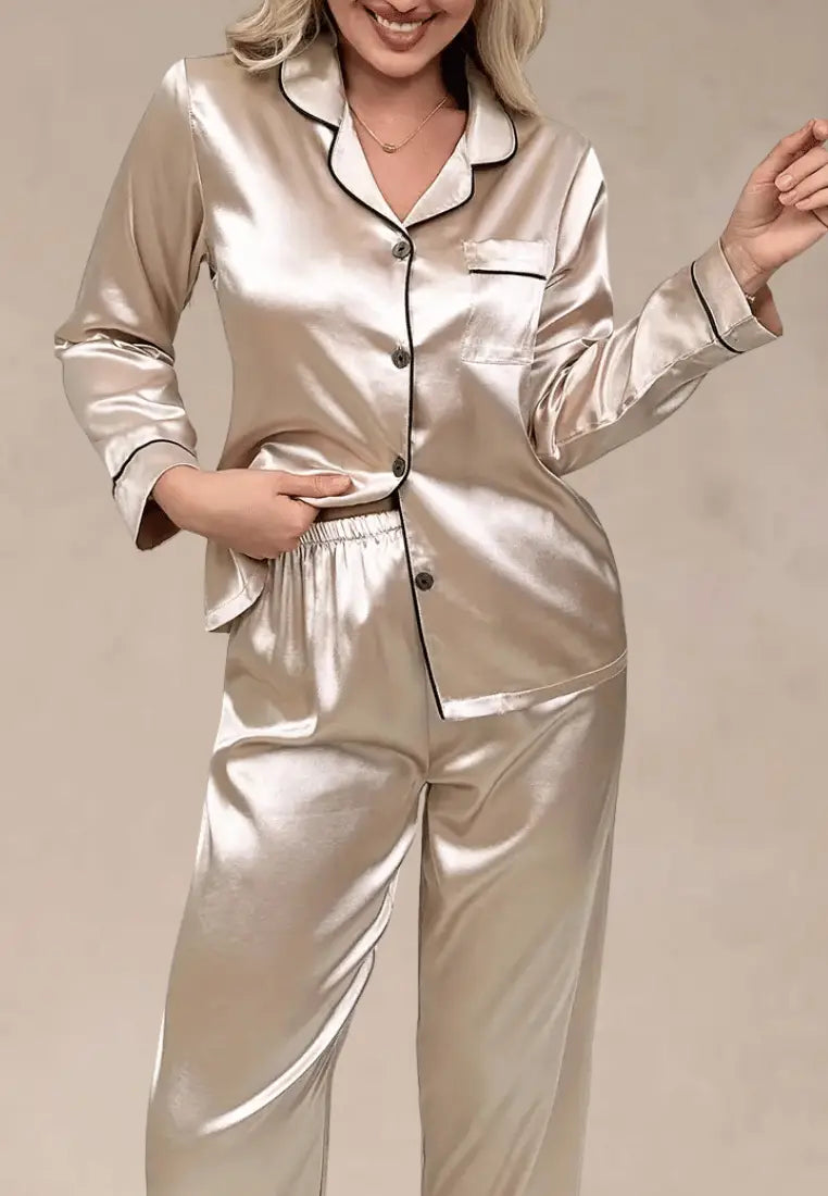 Różowy komplet piżamowy damski satynowy z długim rękawem i długimi spodniami