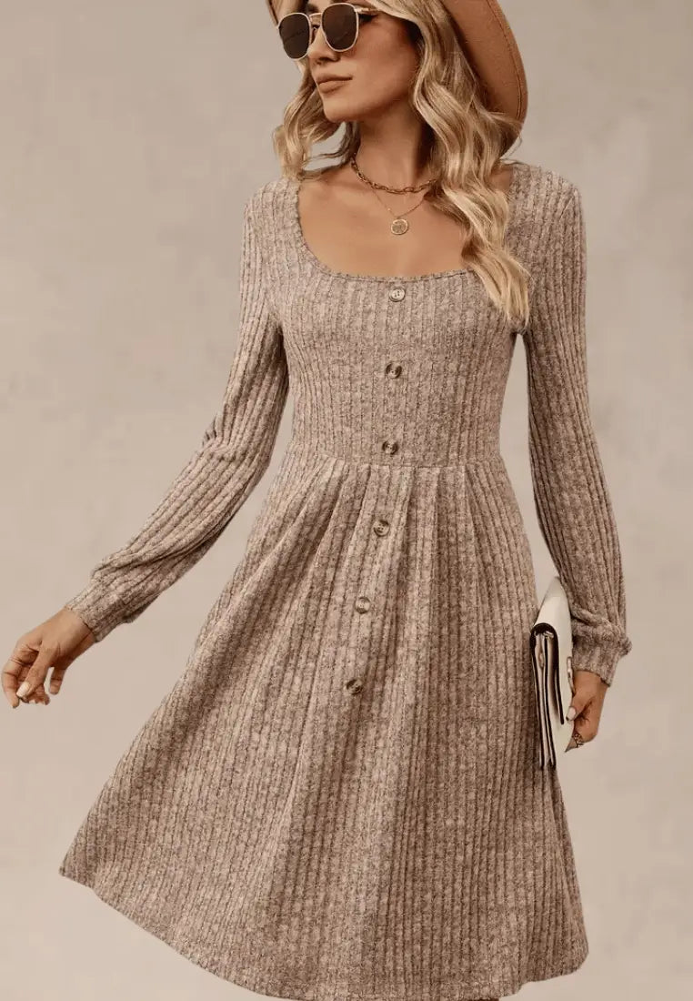 Beżowa sukienka prążkowana midi z guzikami i długim rękawem
