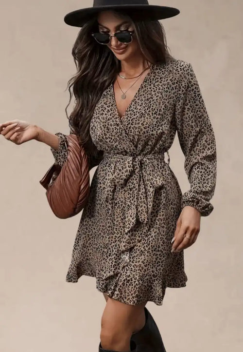 Beżowa sukienka kopertowa w panterkę z wiązaniem i falbaną