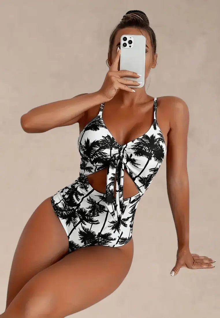 Biały strój kąpielowy jednoczęściowy damski w palmy z efektownym wycięciem
