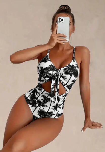 Biały strój kąpielowy jednoczęściowy damski w palmy z efektownym wycięciem