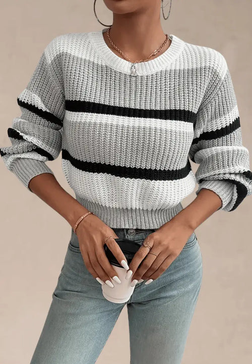 Biało-szary sweter damski w czarne pasy z okrągłym dekoltem