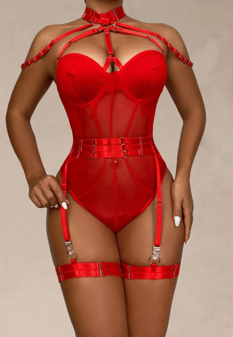 Czerwony zestaw bielizny damski z siateczki z harnessami, chokerem i paskami na uda