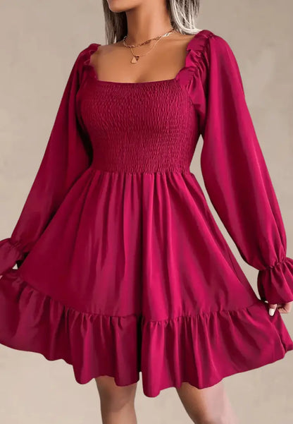 Bordowa sukienka z falbaną i marszczeniem na biuście