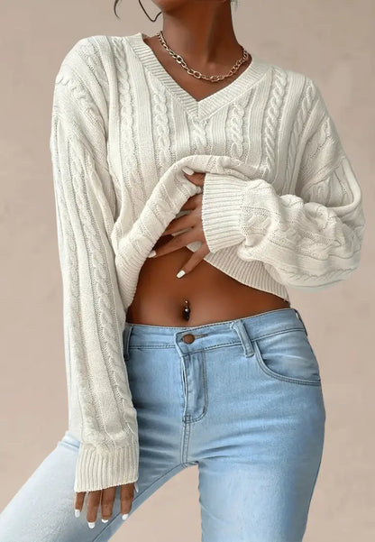 Kremowy sweter damski z dekoltem V i warkoczowym splotem