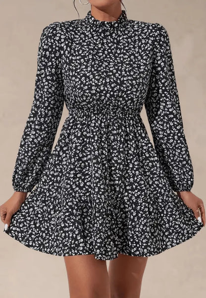 Czarna sukienka w drobne kwiaty z długim rękawem i stójką