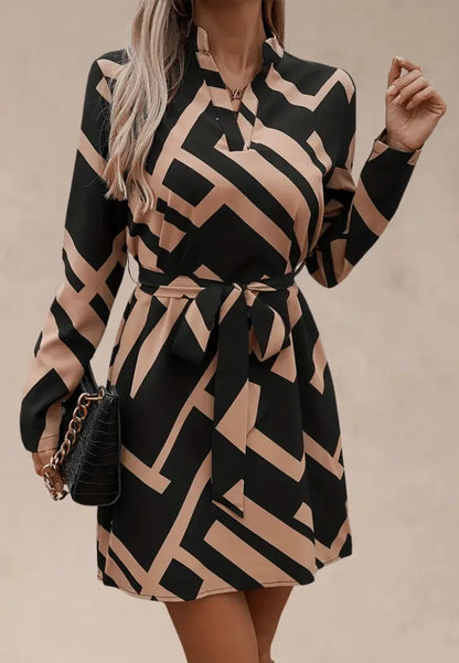 Beżowo-czarna sukienka z geometrycznym wzorem i paskiem