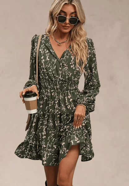 Zielona sukienka w kwiaty z długim rękawem i dekoltem V